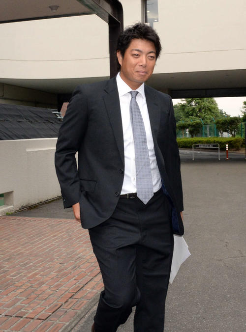 戦力外通告を受け、球団事務所を出る西武高木勇（撮影・鈴木正章）
