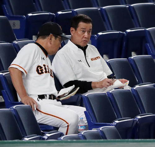 紅組対白組　ネット裏の席から紅白戦を見つめる巨人原監督（右）（撮影・垰建太）