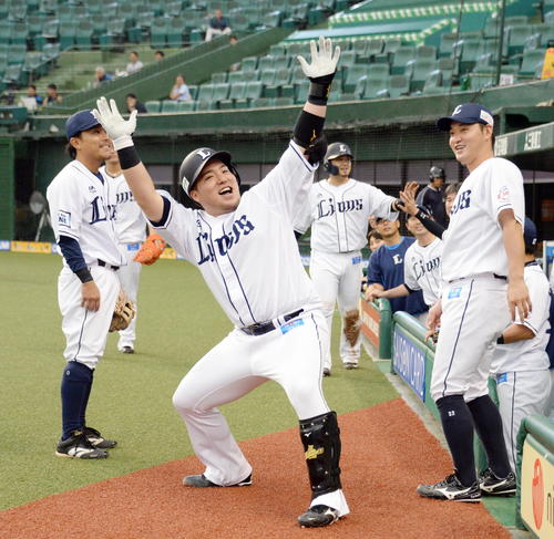 西武紅白戦　3回裏1軍2死二塁、左中間に2点本塁打を放った山川はおなじみの「どすこいポーズ」（撮影・鈴木正章）