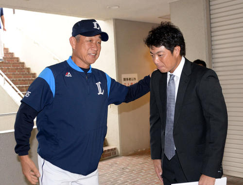 戦力外通告を受けた西武高木勇（右）は辻監督から労われる（撮影・鈴木正章）