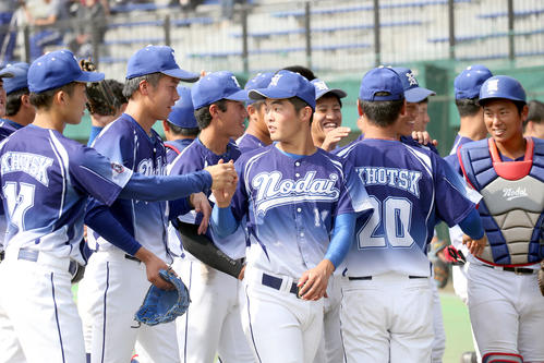 東海大北海道対東農大北海道　試合終了後、チームメートからウイニングボールを手渡される東農大北海道の林（中央）（撮影・佐藤翔太）