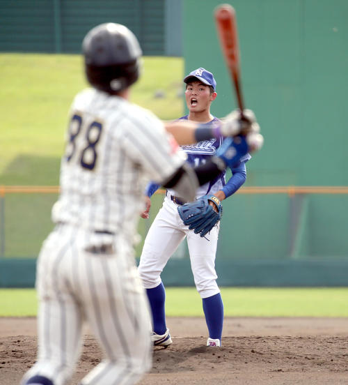 東海大北海道対東農大北海道　6回表東海大北海道2死、宮沢（左手前）を遊飛に仕留め吠える東農大北海道の林（撮影・佐藤翔太）