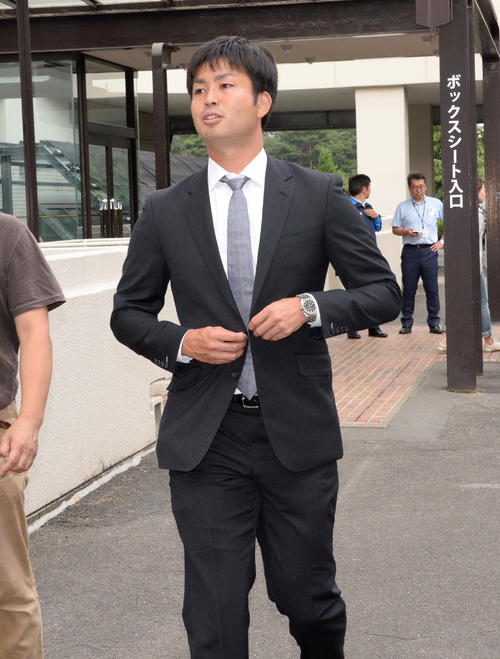戦力外通告を受け、球場を後にする西武大石（撮影・鈴木正章）