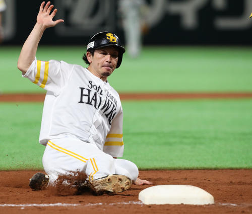 ケース打撃で三塁へ盗塁する松田宣（撮影・梅根麻紀）