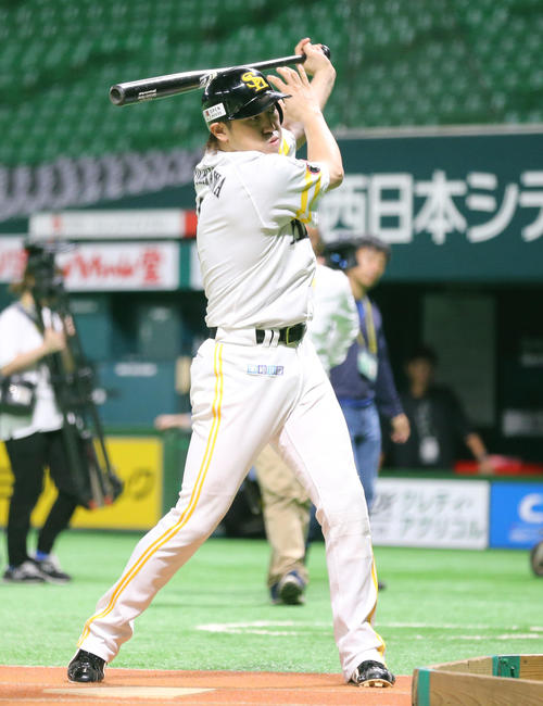 打撃練習を行う内川（撮影・梅根麻紀）