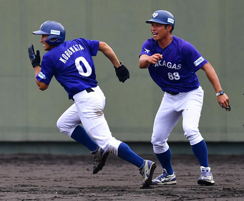 7回表大阪ガス2死一、二塁、峰下智弘の右越え適時二塁打で一塁から快速を飛ばして生還する小深田大翔（撮影・清水貴仁）