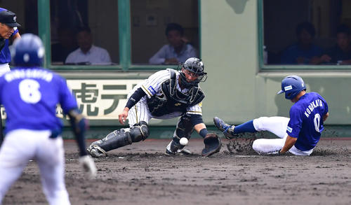 7回表大阪ガス2死一、二塁、峰下智弘の右越え適時二塁打で一塁から快速を飛ばして生還する小深田大翔（撮影・清水貴仁）