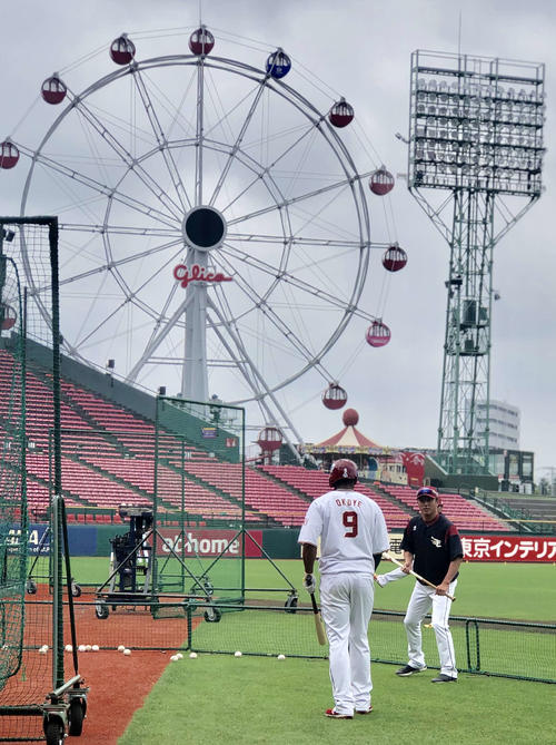 楽天平石監督（右）はオコエにバントの指導を行う