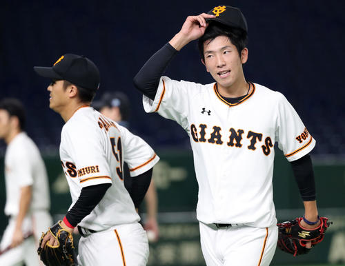 紅組対白組　7回を無失点に抑えた白組戸郷（右）は笑顔を見せる（撮影・垰建太）