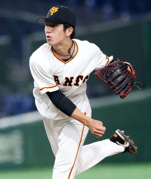 紅組対白組　7回、白組3番手で登板し力投する戸郷（撮影・垰建太）