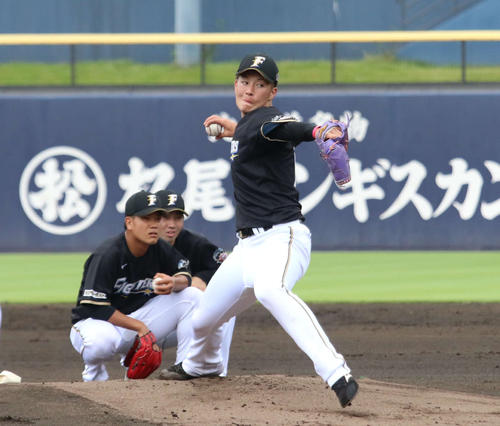 投内連係でマウンドから投げる日本ハム吉田輝（撮影・中島宙恵）