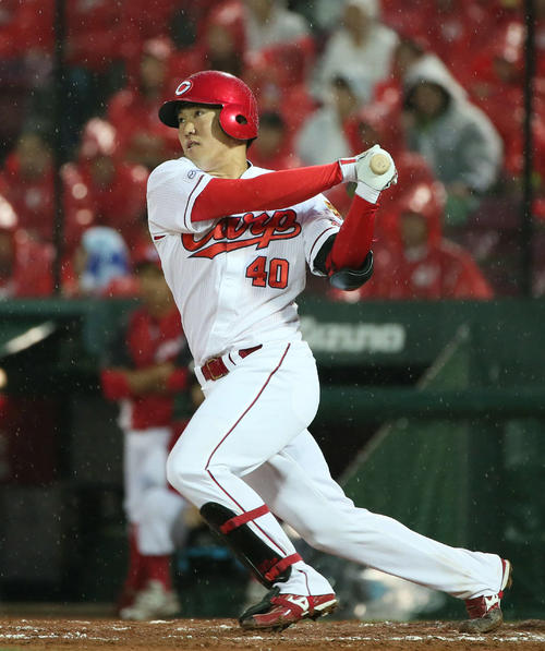 本塁打を放つ広島磯村（2019年4月23日）