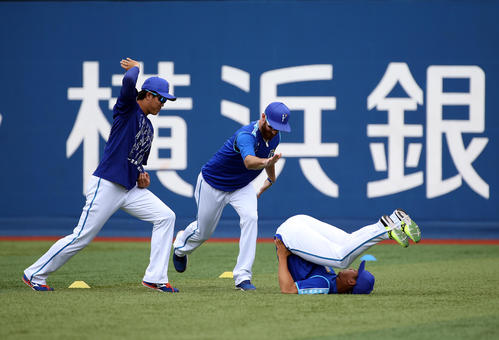 ストレッチ中のDeNA今永（右）の尻を叩こうとする上茶谷（左）とパットン（中央）（撮影・大野祥一）