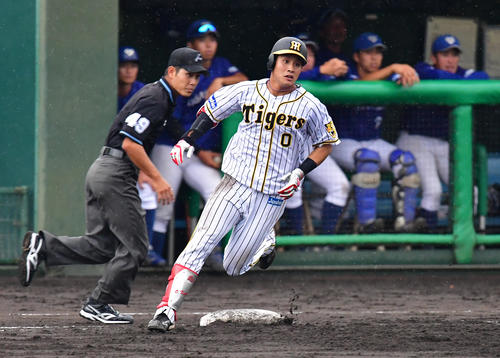 阪神2軍対大阪ガス　4回裏阪神1死一塁、左中間へ打球を放ち一塁を蹴る木浪（撮影・清水貴仁）