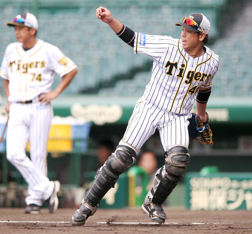 投内連係守備で二塁に送球する梅野（撮影・上山淳一）