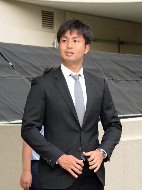 戦力外通告を受けた西武大石は落ち着いた表情で記者の質問に答える（撮影・鈴木正章）