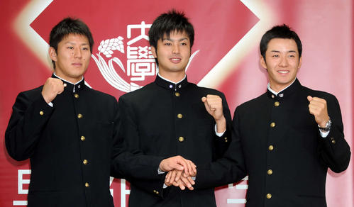 10年11月、ドラフト1位指名を受けた会見の後、笑顔でポーズをとる左から福井優也、大石達也、斎藤佑樹