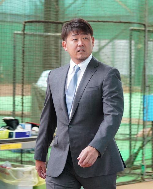 中日退団が決まり練習場に姿を見せチームスタッフにあいさつをする松坂大輔（撮影・森本幸一）