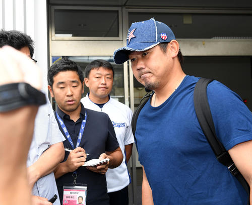 加藤球団代表と会談した松坂は、練習後に記者の質問に答える（2019年9月27日撮影・前岡正明）