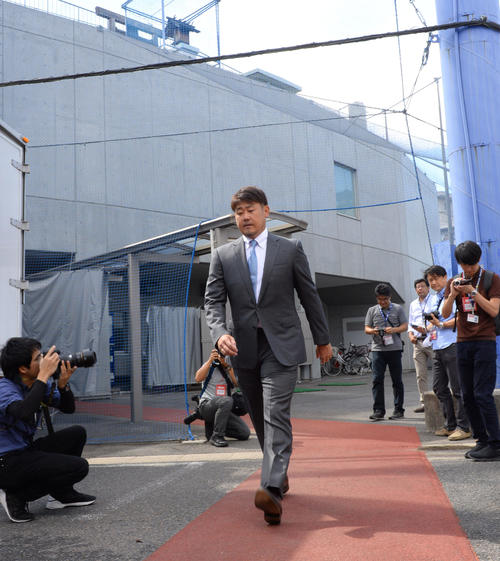 中日退団が決まり練習場に姿を見せチームスタッフにあいさつをして回る松坂大輔（撮影・森本幸一）