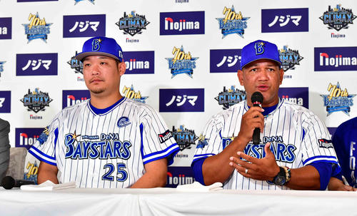 クライマックスシリーズの前日会見に臨んだDeNAラミレス監督（右）はシリーズのキーマンに筒香嘉智を指名（撮影・小沢裕）