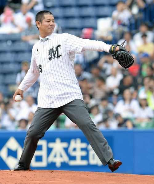 ロッテ対オリックス　引退セレモニーで始球式を行った清水直行氏（2014年6月28日撮影・鈴木正章）
