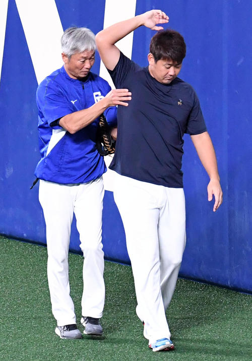 18年9月3日、登板翌日の松坂（右）のチェックをする中日勝崎コーチ