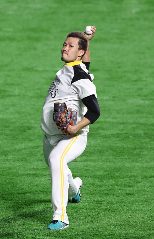キャッチボールで調整する千賀滉大（撮影・梅根麻紀）