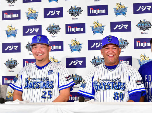 「ノジマ　クライマックスシリーズ・セ　ファーストステージ」前日会見に臨んだDeNA筒香は記者からの質問をはぐらかし、笑顔を見せる。右はラミレス監督（撮影・小沢裕）