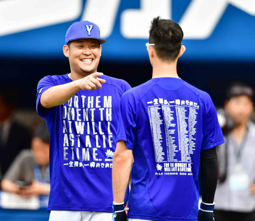 クライマックスシリーズ・ファーストステージの前日練習で乙坂（右）と談笑するDeNA筒香（撮影・小沢裕）