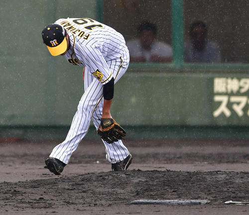 3日の大阪ガス戦で5回に登板した藤浪晋太郎は雨のふるマウンドで足を滑らせる（撮影・清水貴仁）