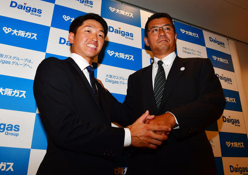 18年10月、大阪ガス野球部の橋口博一監督（右）と握手を交わす近本光司（撮影・清水貴仁）