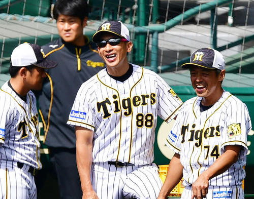 横浜入り前の練習を笑顔で見つめる矢野監督（撮影・清水貴仁）
