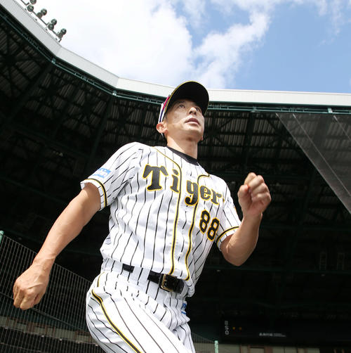 青空をバックにグラウンド入りする矢野監督（撮影・加藤哉）