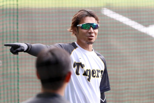 笑顔を見せティー打撃する鳥谷（撮影・加藤哉）