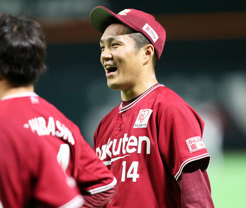 練習中、笑顔を見せる則本昂大（撮影・梅根麻紀）