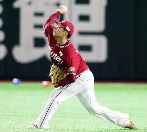 キャッチボールで調整する則本昂大（撮影・梅根麻紀）