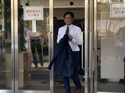 育成会議を終えて千葉の勇翔寮を出る日本ハム栗山監督（撮影・中島宙恵）