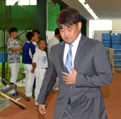 中日退団が決まり、練習場でチームスタッフにあいさつをする松坂（撮影・森本幸一）