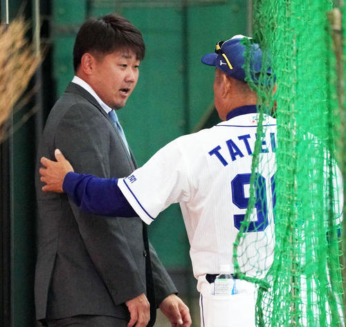 中日退団が決まり、練習場で立石巡回野手コーチ（右）にあいさつする松坂（撮影・森本幸一）