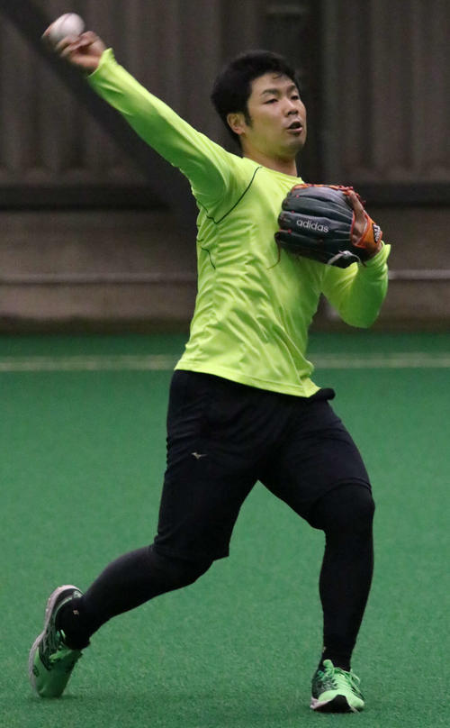 室内練習場でキャッチボールをする日本ハム近藤（撮影・山崎純一）