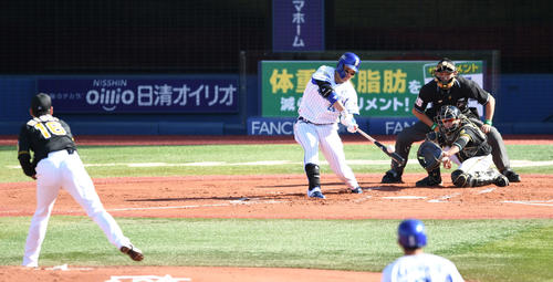 DeNA対阪神　1回裏DeNA無死一、二塁、先制の右越え3点本塁打を放つ筒香。投手西（撮影・鈴木みどり）