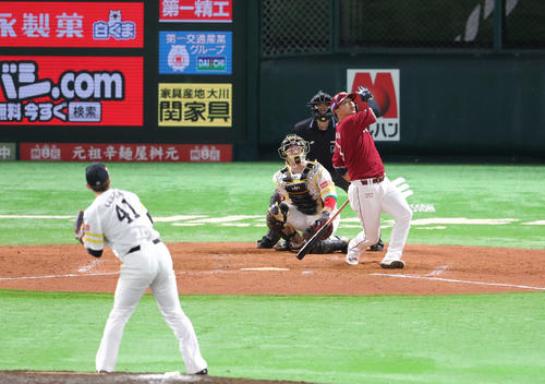 ソフトバンク対楽天 5回表楽天2死、浅村栄斗は左越えに同点本塁打を放つ(撮影・梅根麻紀)