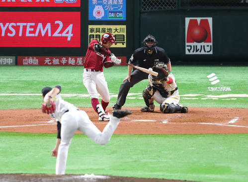ソフトバンク対楽天　7回表楽天2死、茂木栄五郎は左越えに勝ち越し本塁打を放つ（撮影・梅根麻紀）