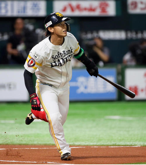 ソフトバンク対楽天 1回裏ソフトバンク1死、今宮は右越えに同点ソロ本塁打を放つ(撮影・栗木一考)