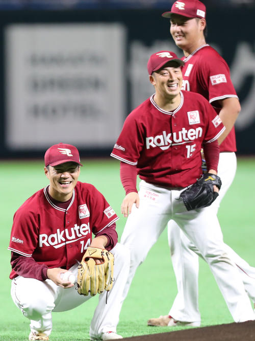 練習中、笑顔を見せる則本昂（左）（撮影・梅根麻紀）