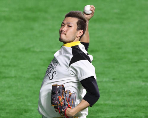 キャッチボールで調整する千賀（撮影・梅根麻紀）