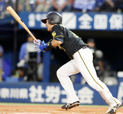 DeNA対阪神　8回表阪神2死二、三塁、北條は中越え適時三塁打を放つ（撮影・加藤哉）