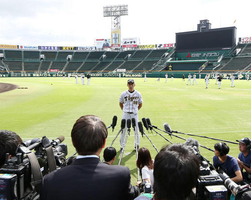 CS初戦を前に意気込みなどを語る矢野監督（撮影・加藤哉）