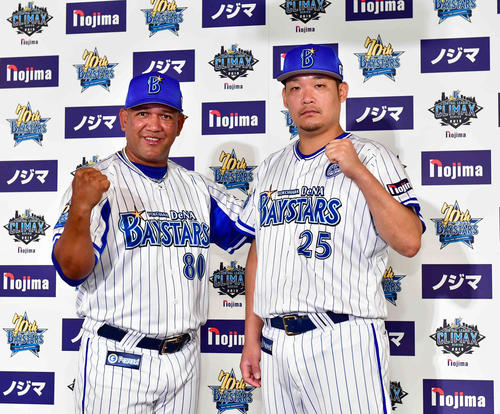 前日会見に臨みガッツポーズするDeNAラミレス監督（左）と筒香（撮影・小沢裕）